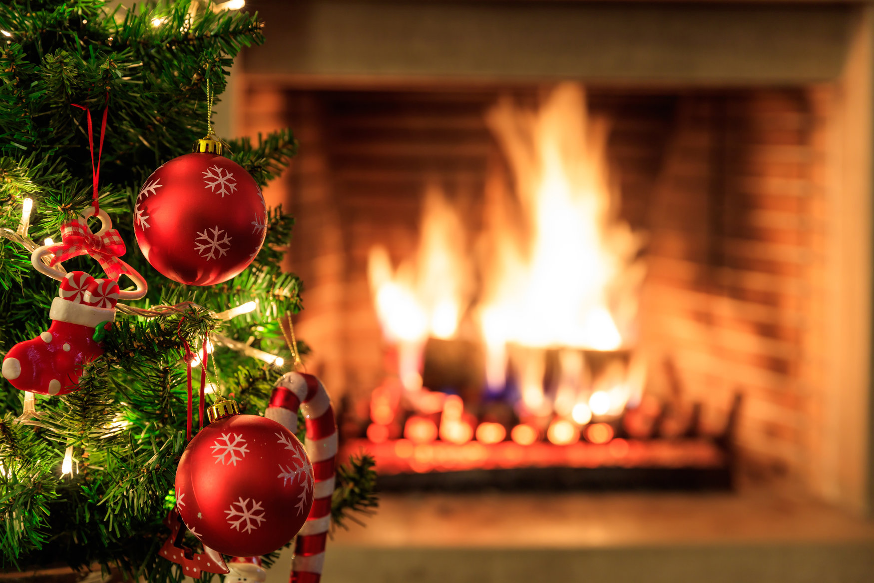 Christmas-Tree-Ornaments-Fireplace